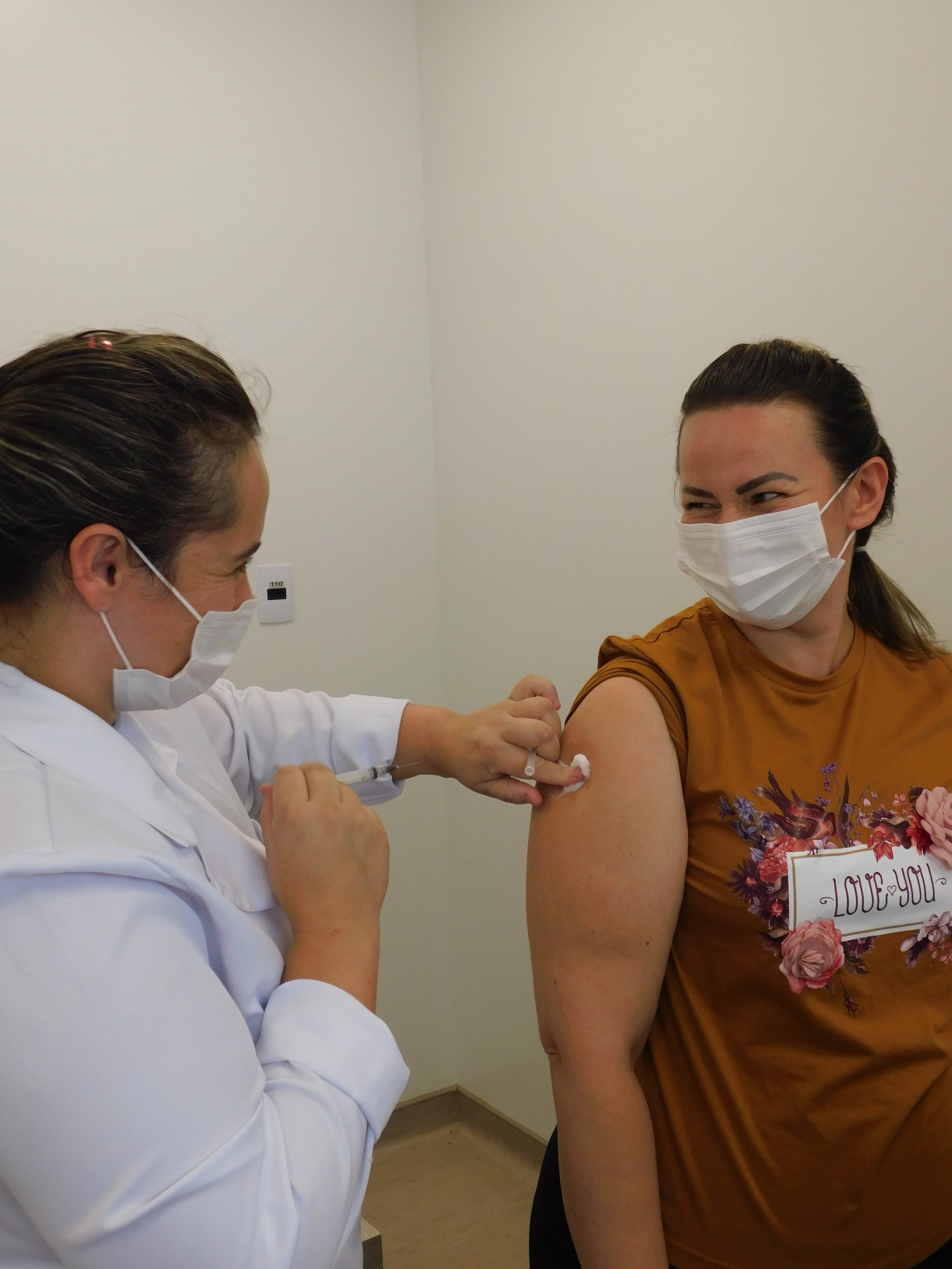 HUSF inicia vacinação contra COVID-19; profissionais da linha de frente recebem as primeiras doses