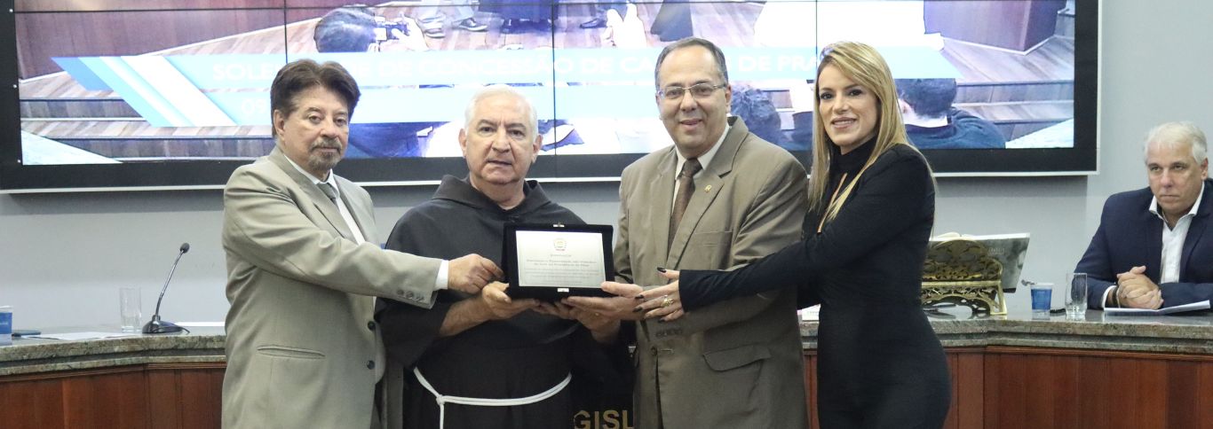 Homenagem: Frei Francisco Belotti recebe Cartão de Prata na Câmara dos Vereadores de Bragança Paulista-SP